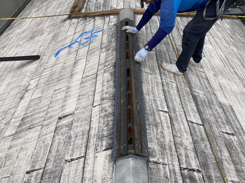 化粧スレート屋根（コロニアル）カバー工法ガルバリウム鋼板屋根への防水ルーフィング工事